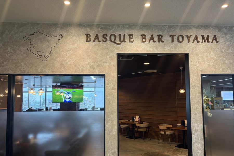 BASQUE BAR TOYAMAの看板。富山県の形をかたどったオブジェが並ぶ