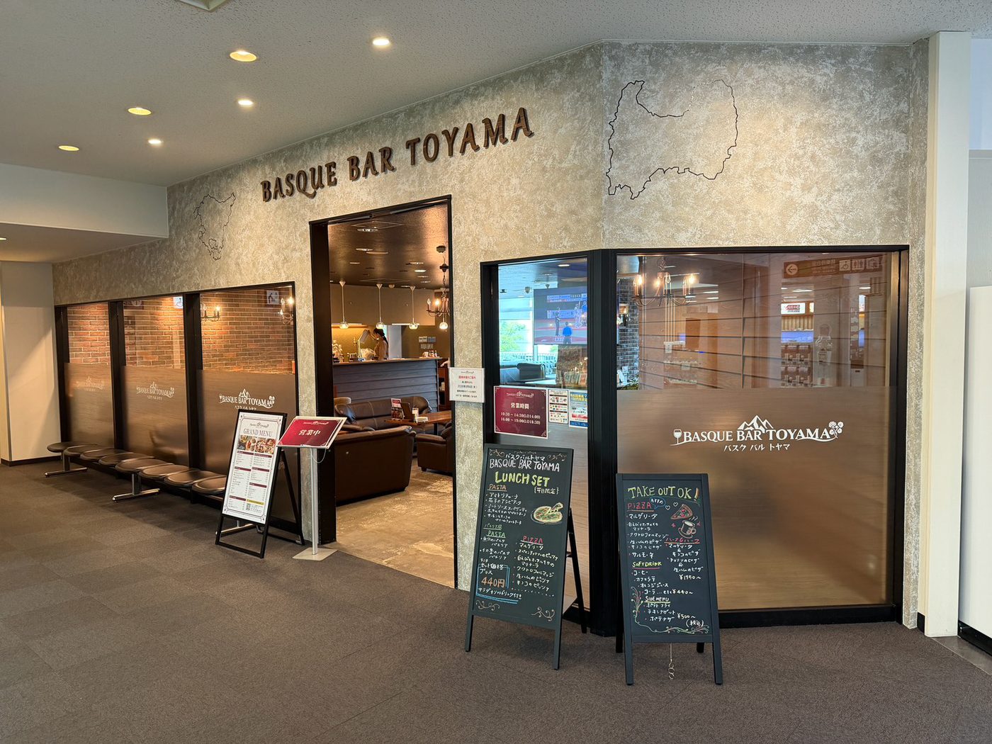 富山空港2階にあるBASQUE BAR TOYAMAの店頭。ランチセットとテイクアウトの黒板が出ている