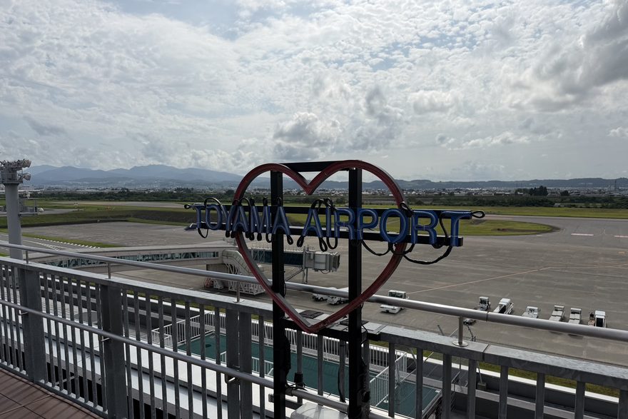 展望デッキのTOYAMA AIRPORTサインと滑走路