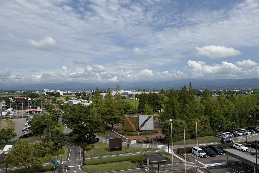 展望デッキから望む富山の街並みと山並み